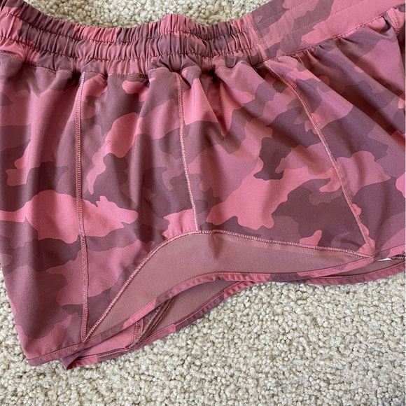 Lululemon Hotty Hot Short 2.5” Size 12 - Picture 3 of 8
